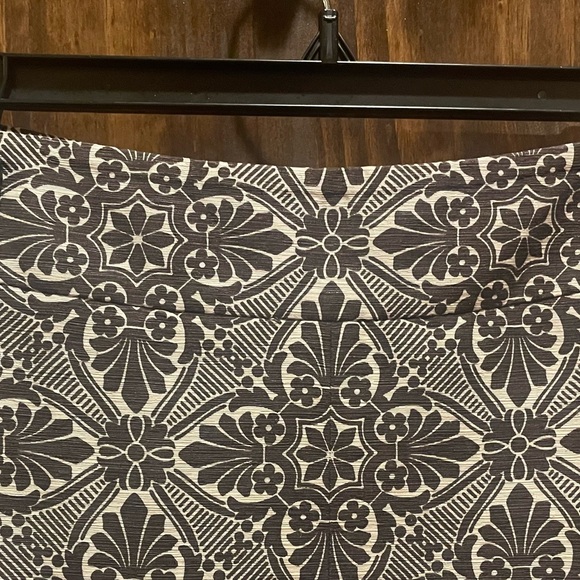 A-line fully lined 8 skirt w/ front pleat by Loft. Chocolate & cream.Side zipper - Picture 6 of 6